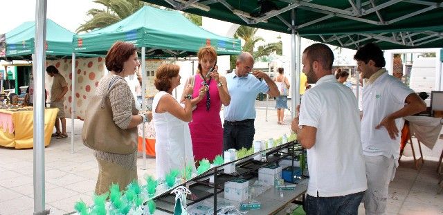 La II Feria de Artesanía de Costa Teguise abre sus puertas y promete "calidad, innovación y precios más bajos"