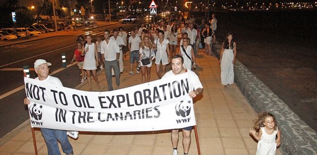 El Cabildo achaca a "las vacaciones de verano" la escasa participación en la concentración contra el petróleo en Puerto del Carmen