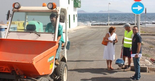 La operación de "limpieza de choque" que realiza el Ayuntamiento de Teguise llega a Caleta de Famara