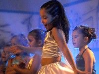 Un total de 45 niños se subieron al escenario en San Bartolomé para participar en el Playback infantil de las fiestas