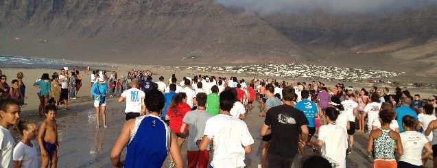 Más de 150 aficionados participaron en la carrera playera de Famara