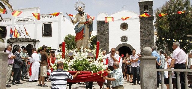San Bartolomé se echa a la calle en procesión en el día grande de sus fiestas