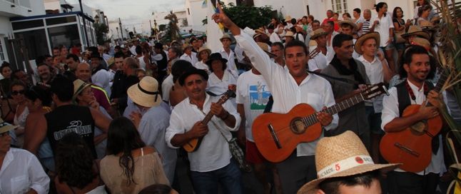 Las fiestas del Pino en Punta Mujeres se cierran  con una romería multitudinaria