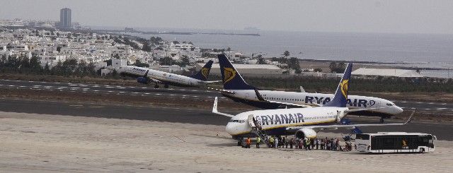 Ryanair niega que solicitara un aterrizaje de urgencia en Lanzarote por falta de combustible