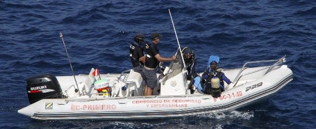 Siete buzos se lanzan al agua en la zona de Los Charcones para buscar al joven gallego desaparecido