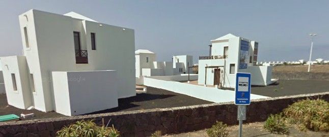 Una agencia inmobiliaria vende 58 viviendas en Playa Blanca con licencia  anulada por la Justicia