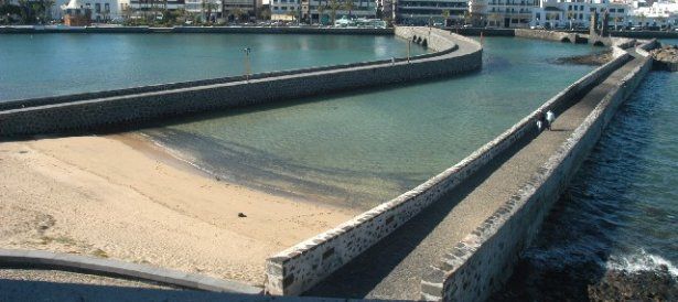 El Ayuntamiento de Arrecife felicita a Protección Civil por evitar que una persona muriera ahogada en la playa del Castillo de San Gabriel