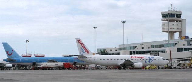 Aviones en la pista del aeropuerto de Lanzarote