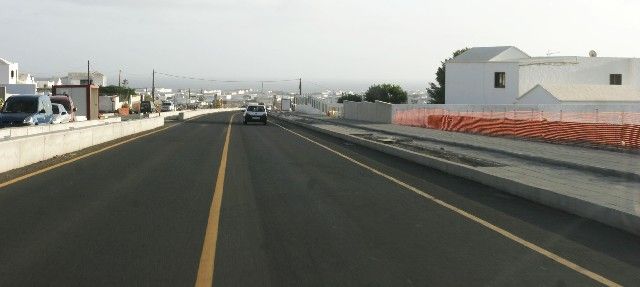 El Cabildo "se planta" ante el Gobierno de Canarias y no recepcionará la carretera de Tahíche si no se reconocen las "deficiencias"