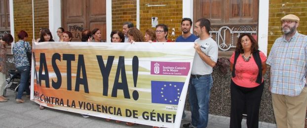 Una quincena de personas se concentra frente al Cabildo Viejo en señal de repulsa contra la violencia de género