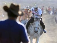Las fiestas de Aguapata llegaron a su fin con una carrera de caballos, una fiesta de la espuma y un play back