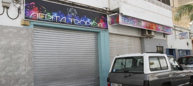 El Ayuntamiento de Arrecife retira la licencia a un polémico bar de la calle Triana por modificar sustancialmente el local sin permiso