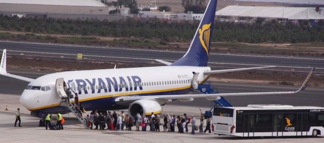 Ryanair, dispuesta a operar con vuelos entre islas si el Gobierno Canario negocia "el levantamiento de las restricciones"