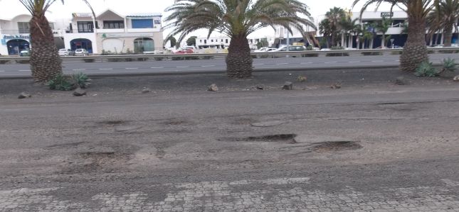 Un gran agujero en la carretera de la zona industrial de Playa Honda provoca el reventón de su rueda: La broma me costó 70 euros
