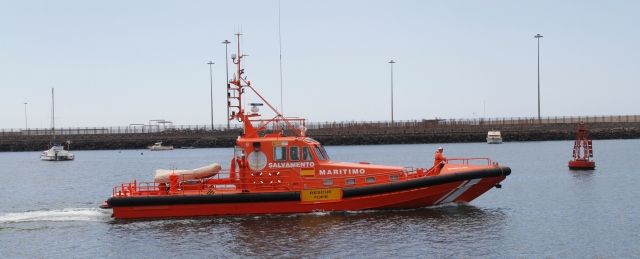 Salvamento Marítimo rescata una embarcación que estaba a la deriva con dos tripulantes a siete millas de Arrieta