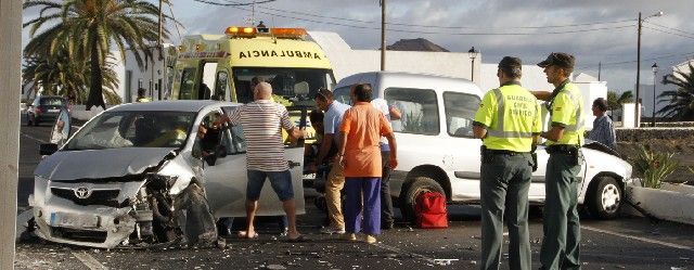 Herida leve una mujer en una colisión frontal entre dos coches