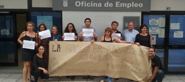 Los trabajadores de la Oficina de Empleo de Arrecife realizan una protesta para rechazar los despidos que se prevén en este servicio