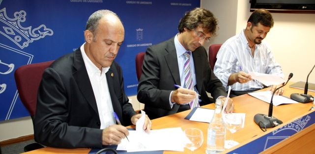 El Cabildo y Arrecife firman el primer convenio con la asociación Pastinaca para la conservación del fondo marino de la bahía de Arrecife