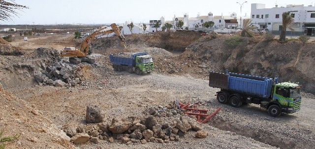 Corte de tráfico en el paso inferior de la Circunvalación de Arrecife que conecta las calles Taro y Triana