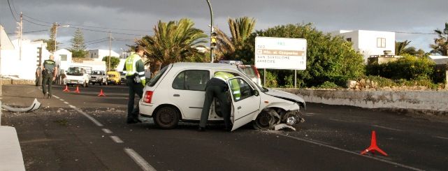 Un conductor da una vuelta de campana tras chocar contra un muro en Tiagua y abandona el lugar dejando el vehículo en la carretera