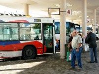 Un usuario del transporte público se queja de que las guaguas no respetan los horarios: Siempre espero más de 20 minutos