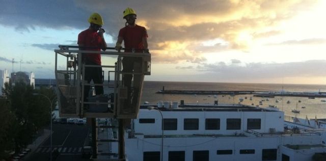 Los bomberos retiraron cascotes de un edificio céntrico de Arrecife ante el riesgo de que cayeran a la vía pública