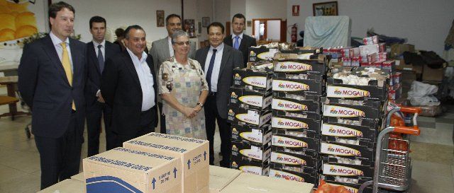 Hiperdino entrega más de siete mil kilos de alimentos a la ONG "Calor y Café"