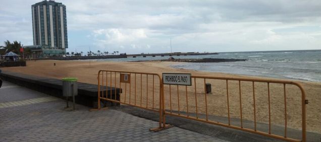 El Ayuntamiento de Arrecife cierra la playa de El Reducto por "contaminación microbiológica"