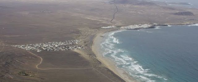 Costas somete a información pública un proyecto para llevar arena de Famara a varias playas de Puerto del Carmen