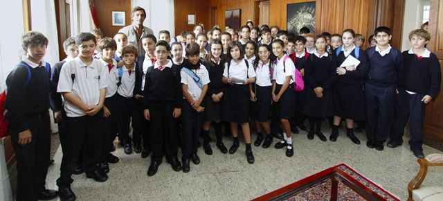 Los alumnos de sexto del colegio Santa María de Los Volcanes visitan el Cabildo y el Ayuntamiento de Arrecife para conocer su funcionamiento