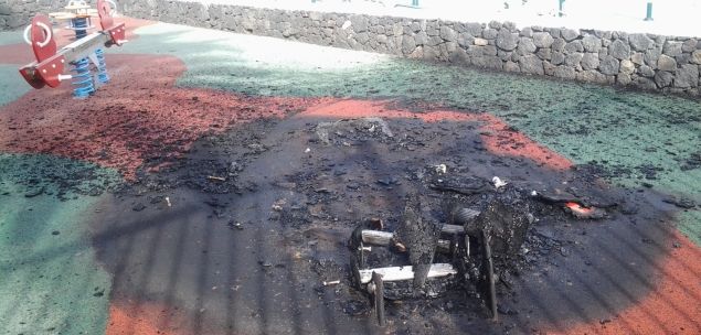 Un incendio calcina un parque infantil de La Vega y otro deja un herido leve por quemaduras en el Bingo nuevo de Arrecife