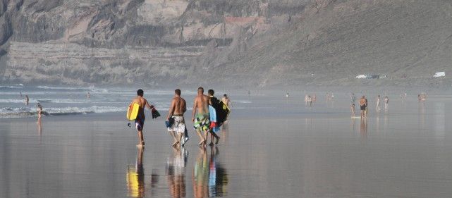 Los bañistas podrán utilizar toda la playa de Famara, que contará con zonas limitadas para la práctica de surf y kite
