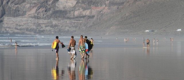 Los bañistas podrán utilizar toda la playa de Famara, que contará con zonas limitadas para la práctica de surf y kite
