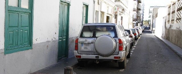 El joven arrollado mortalmente en Arrecife estaba sentado en una acera entre dos coches y el conductor no se dio cuenta de la tragedia