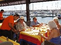 El restaurante Lanis de Playa Blanca ofrece la posibilidad de disfrutar de un delicioso menú sobre el Océano Atlántico