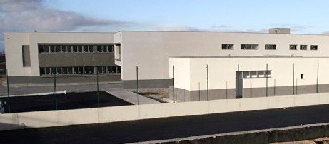La apertura del Instituto de Costa Teguise se retrasará hasta finales de enero, porque aún no han llegado las puertas de seguridad