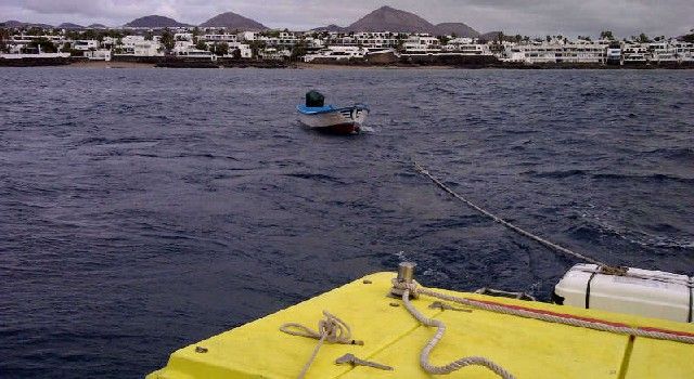 Rescatan una embarcación que estaba vacía a la deriva en Puerto del Carmen