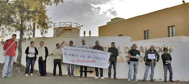 Integrantes de la Mesa Social contra la privatización de Inalsa llevan su protesta frente a la sede de Punta de los Vientos