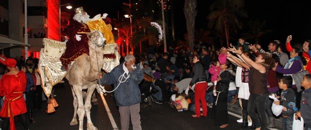 Los Reyes Magos llenaron de ilusión las calles de Arrecife