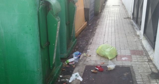 El olor "nauseabundo, las pulgas, los mosquitos y las moscas" invaden la calle Chalana de Puerto del Carmen