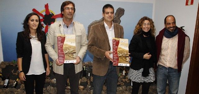 El Consejo Regulador presenta un proyecto que unirá el vino de Lanzarote y el mundo de la moda para Salvar La Geria