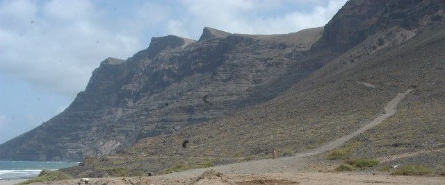 El helicóptero del GES rescata a un parapentista en la zona del Risco de Famara