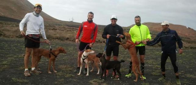 La protectora Sara organizó una carrera solidaria con perros abandonados en las montañas de Tinajo