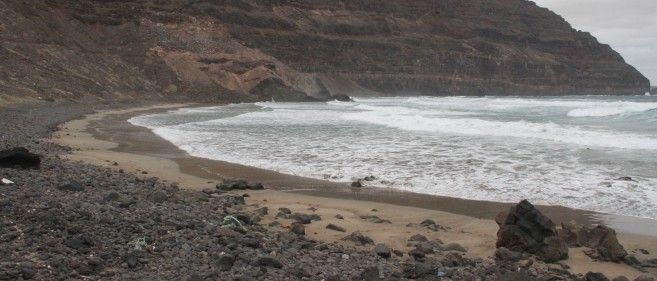 Herido leve un parapentista tras caer a la playa de La Cantería en Órzola