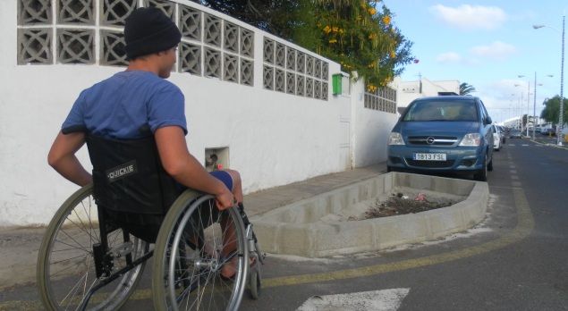 Una vecina denuncia que las jardineras que están colocando en Playa Honda obstaculizan el acceso a las personas con movilidad reducida