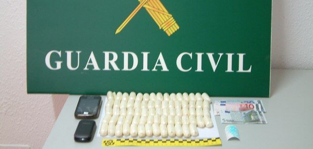 La Guardia Civil detiene a un hombre en el aeropuerto de Lanzarote que portaba en su cuerpo 73 bellotas supuestamente de cocaína