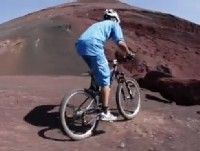 Asociaciones de ciclistas critican un vídeo exhibido en Fitur, en el que un campeón de bike trail practica en zonas protegidas de la isla