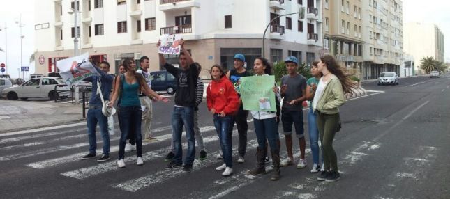 Una decena de estudiantes de institutos de la isla realizan una protesta al grito de Pita por la Educación