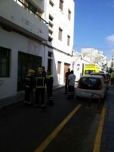 Una barbacoa en una vivienda abandonada y dos contenedores arden durante el fin de semana