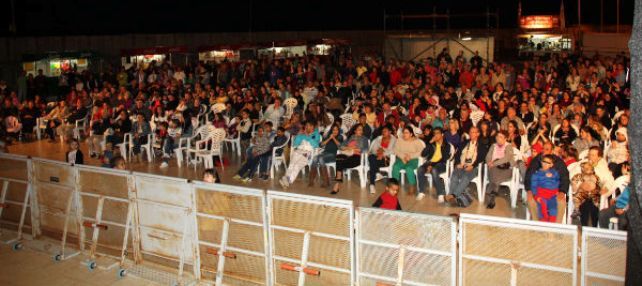 Carnival arrives in Puerto del Carmen and fills El Varadero square in its first act